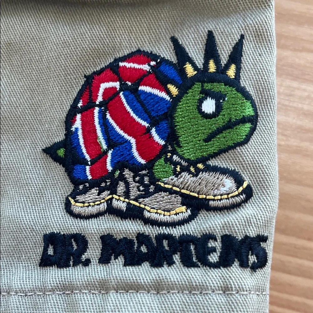 Vintage Dr. Martens Khaki Cargo Shorts with Embroidered Patch - Picture 7 of 7